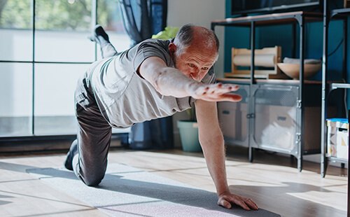 Ein Mann macht Sport.