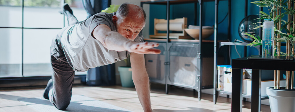 Ein Mann macht Sportübungen.