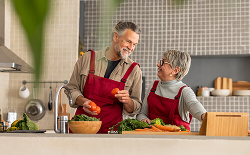 Zwei Personen in der Küche.