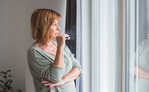 Eine Frau raucht eine E-Zigarette.