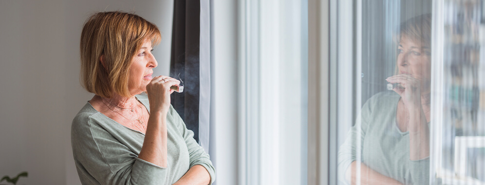 Eine Frau raucht eine E-Zigarette.