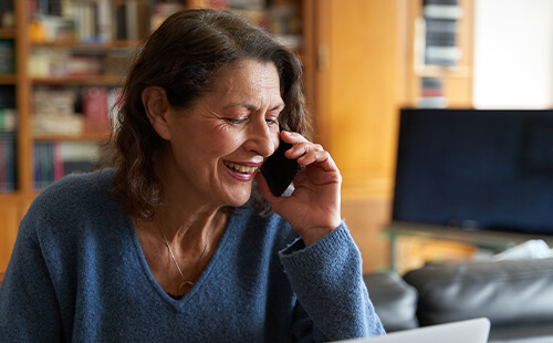 Eine Frau telefoniert.