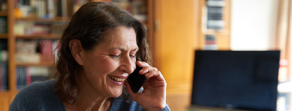 Eine Frau telefoniert.