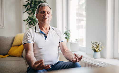 Ein Mann atmet ruhig.