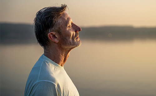 Ein Mann atmet ruhig.