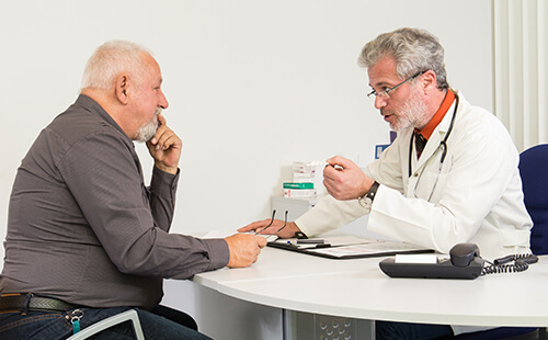 Ein Mann im Gespräch mit seinem Arzt.