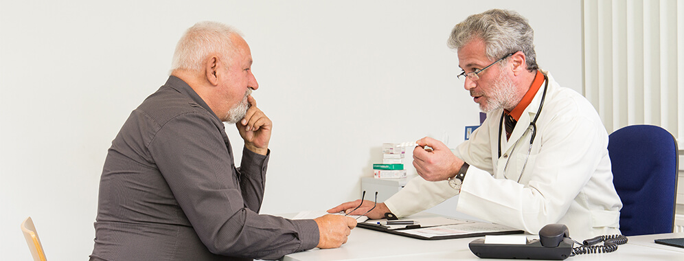 Ein Mann im Gespräch mit seinem Arzt.