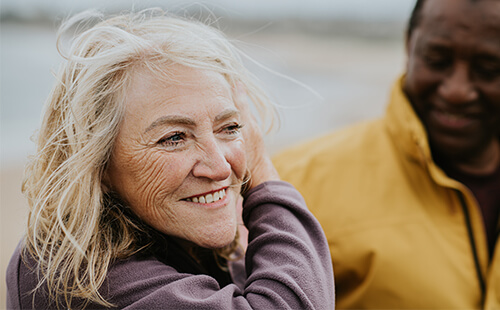 Man sieht eine ältere Frau.