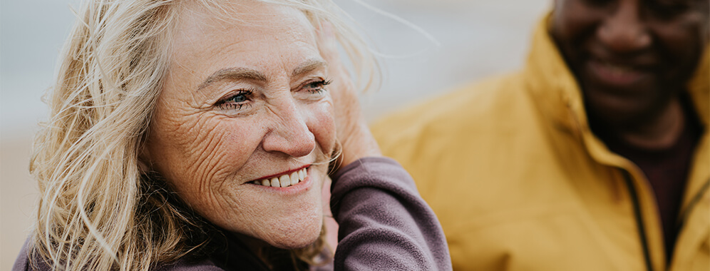 Man sieht eine ältere Frau.