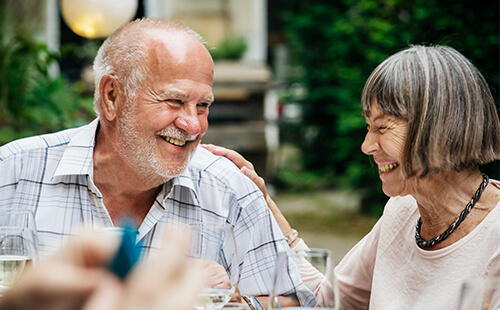 Ein Pärchen lächelt sich an. 