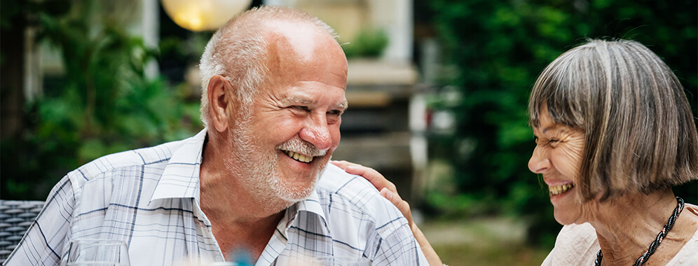 Ein Pärchen lächelt sich an.