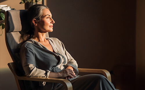 Eine Frau sitzt im Sessel.