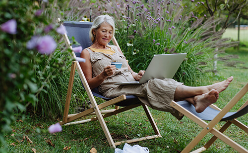 Eine Frau scheint online etwas zu bestellen. 