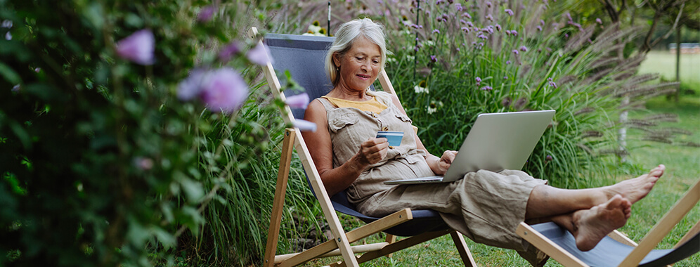 Eine Frau scheint online etwas zu bestellen. 