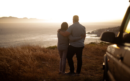 Ein Pärchen blickt aufs Meer.