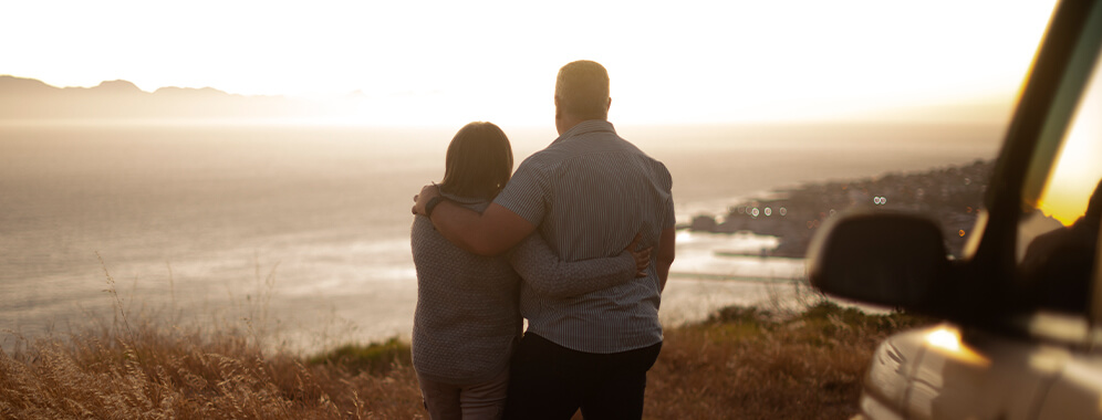 Ein Pärchen blickt aufs Meer.