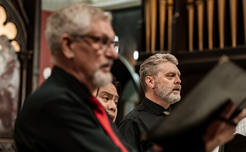 Man sieht einen Chor.