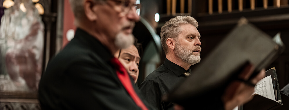 Man sieht einen singenden Chor.