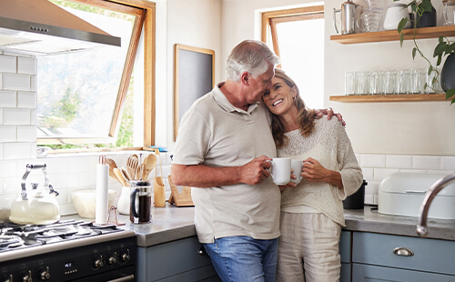 Ein Pärchen steht in der Küche. 