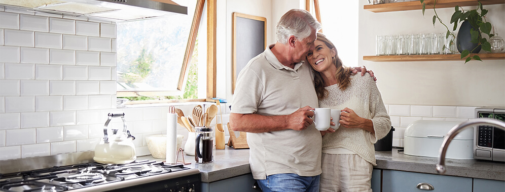 Ein Pärchen steht in der Küche.
