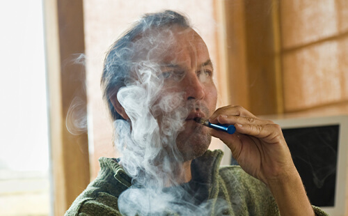 Ein Mann raucht eine E-Zigarette.