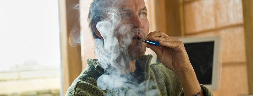 Ein Mann raucht eine E-Zigarette.