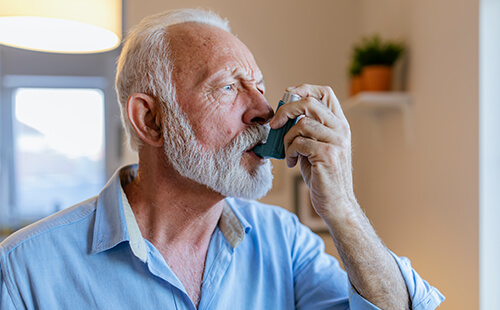 Ein Mann benutzt einen Inhalator.