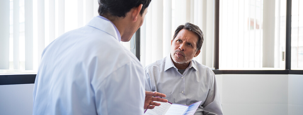 Ein Mann im Gespräch mit seinem Arzt.