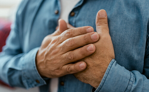 Hände werden vors Herz gehalten. 