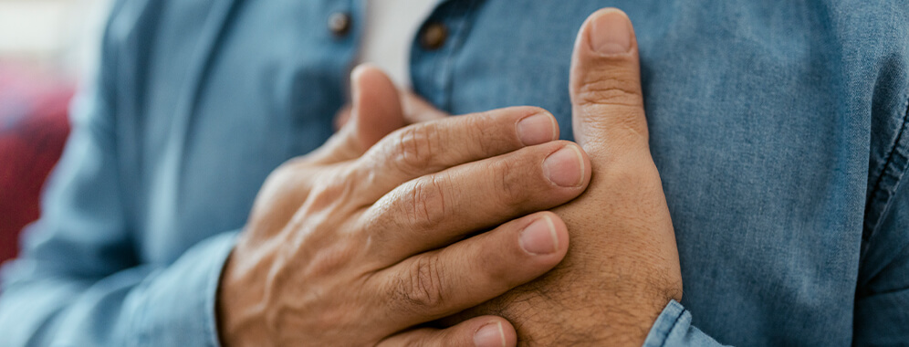 Die Hände werden vors Herz gehalten. 