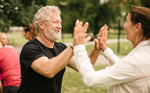 Zwei Personen machen gemeinsam Sport.