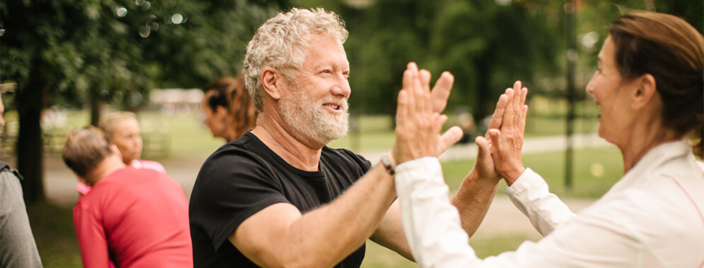 Zwei Personen machen zusammen Sport. 