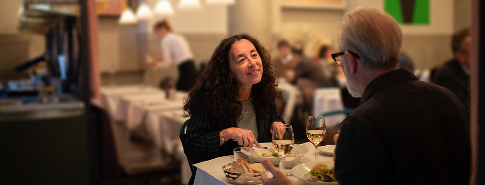 Ein älteres Pärchen mit Diabetes sitzt im Restaurant und isst.