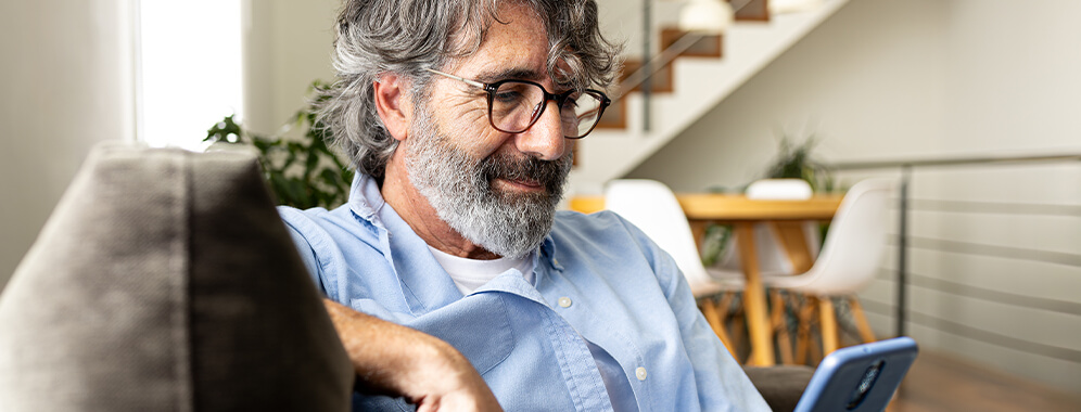 Man sieht einen Mann mit Diabetes.