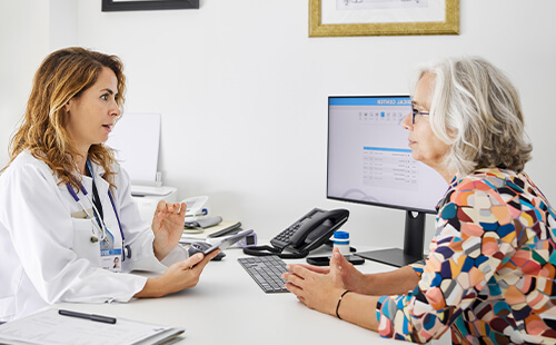 Eine Diabetikerin bespricht mit ihrer Ärztin ihre Blutwerte. 