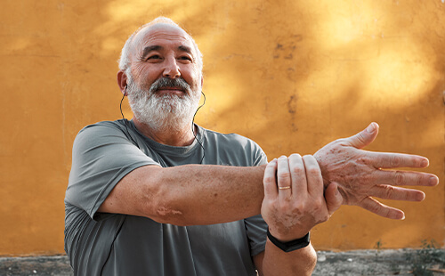 Ein kräftiger Mann mit Diabetes treibt Sport.