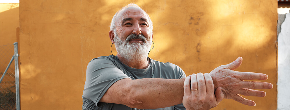Ein kräftiger Mann mit Diabetes treibt Sport.
