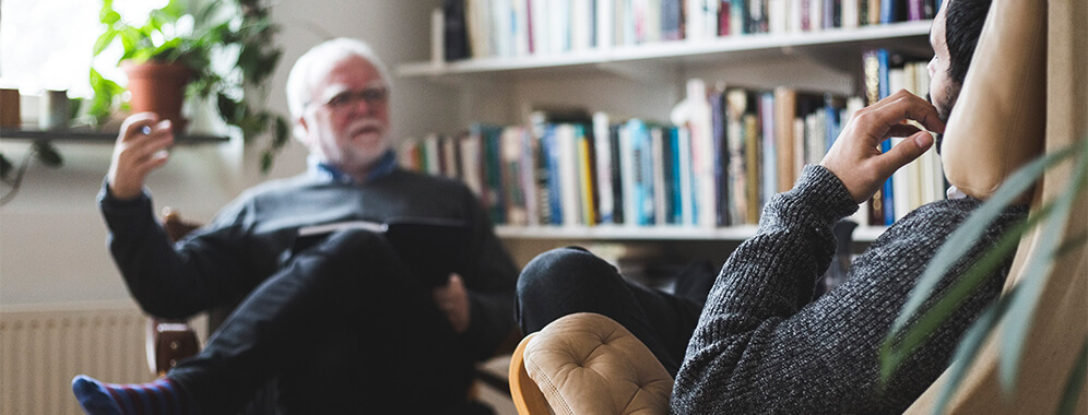 Man sieht eine Gesprächssituation beim Psychologen oder Psychotherapeuten.