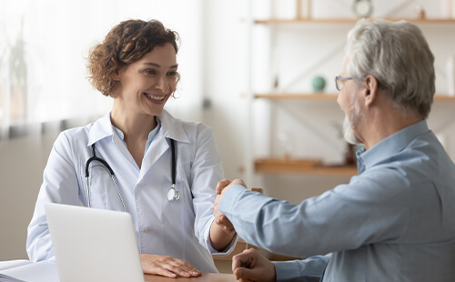 Ein Diabetiker unterhält sich mit seiner Ärztin.