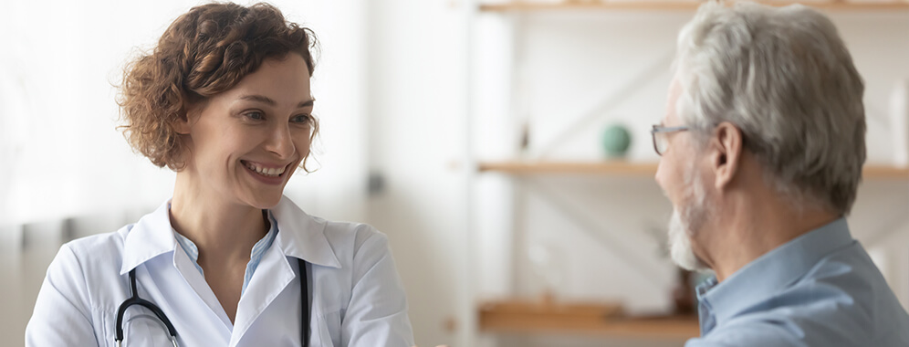 Ein Diabetiker unterhält sich mit seiner Ärztin.