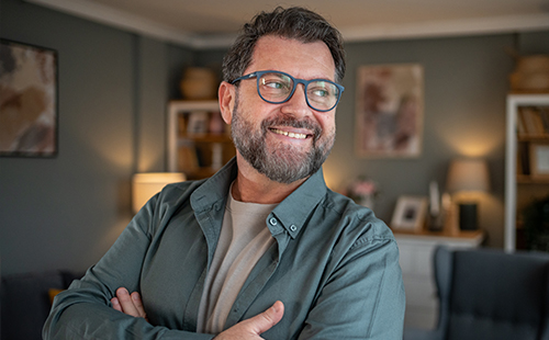 Ein Mann lächelt in die Kamera. 