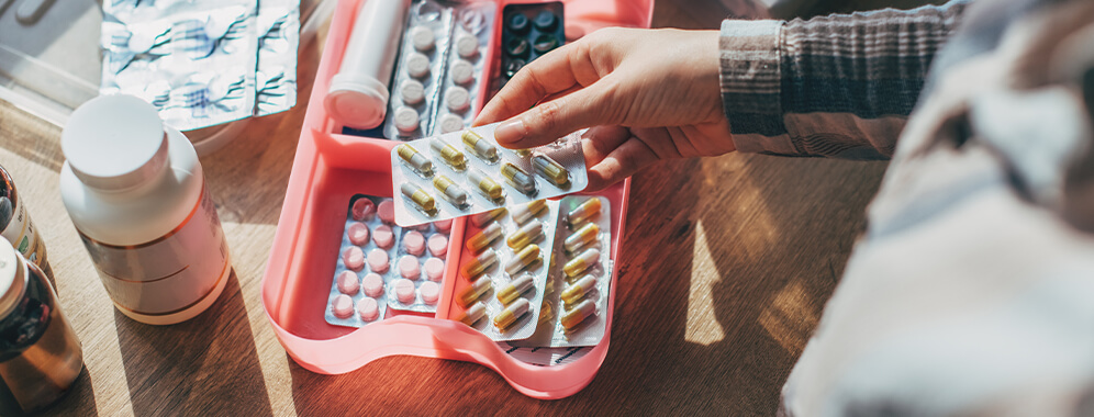 Man sieht Medikamente.