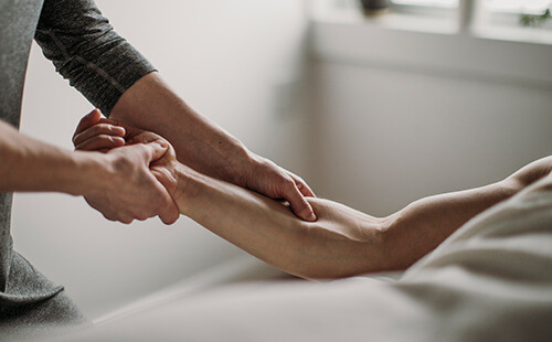 Ein Arm wird massiert.