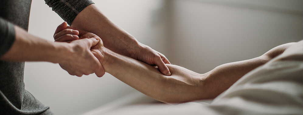 Ein Arm wird massiert.