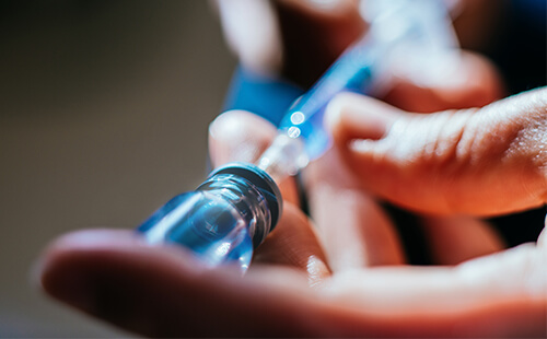 Eine Spritze wird aufgezogen.