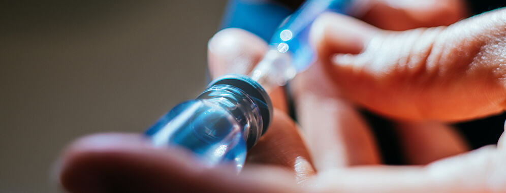 Eine Spritze wird aufgezogen.