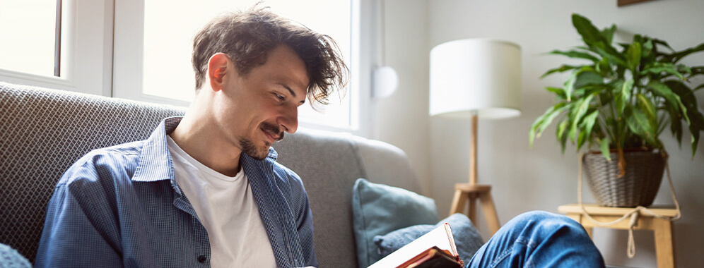 Ein Mann liest etwas.