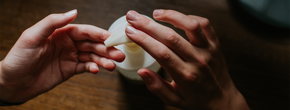 Hände werden eingecremt.