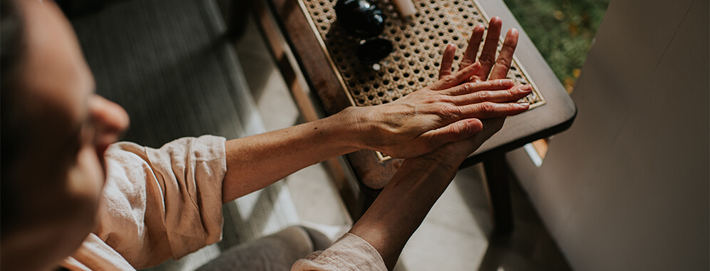 Man sieht die Hände einer Frau. 