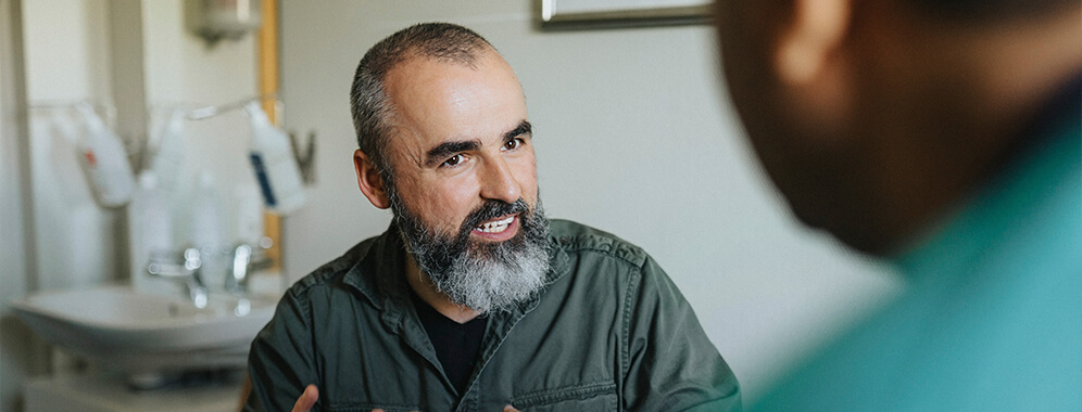 Ein Mann bespricht etwas mit seinem Arzt. 